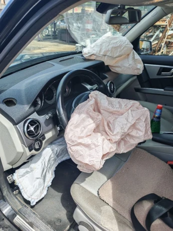 mercedes-benz-glk-havarovany-big-0