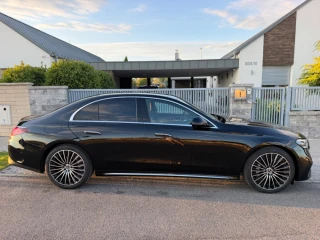 mercedes-benz-e-trieda-sedan-220d-4m-amg-line-superscreen-pano-distronic-360-kamera