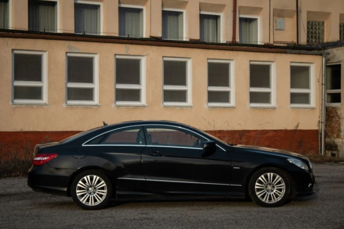mercedes-benz-e-trieda-cupe-big-0