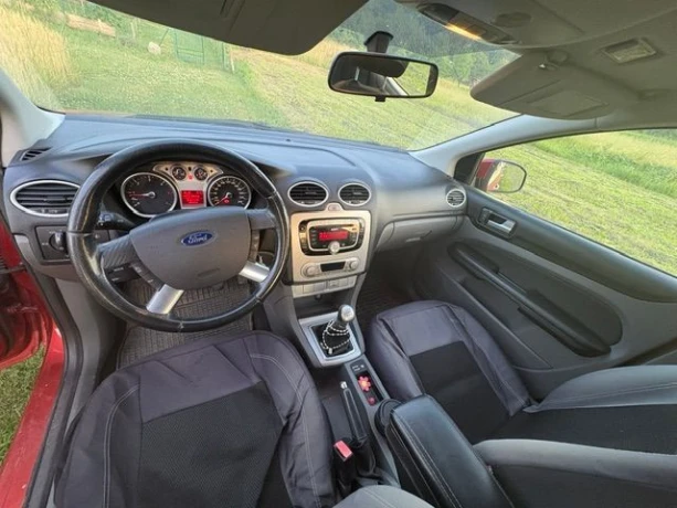ford-focus-kombi-2010-big-1