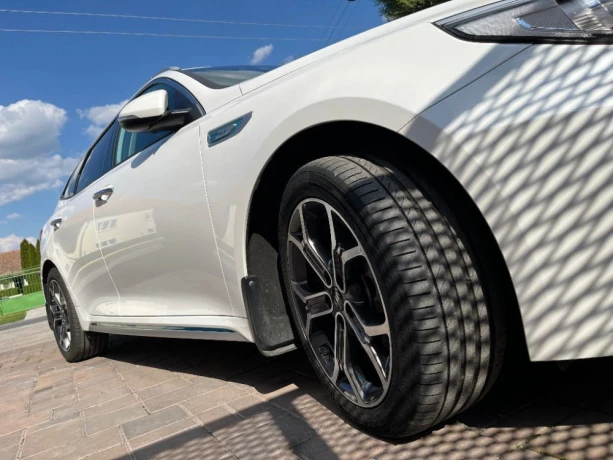 kia-optima-sw-plug-in-hybrid-big-1