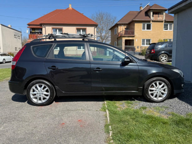hyundai-i30-cw-16-crdi-vgt-style-big-2