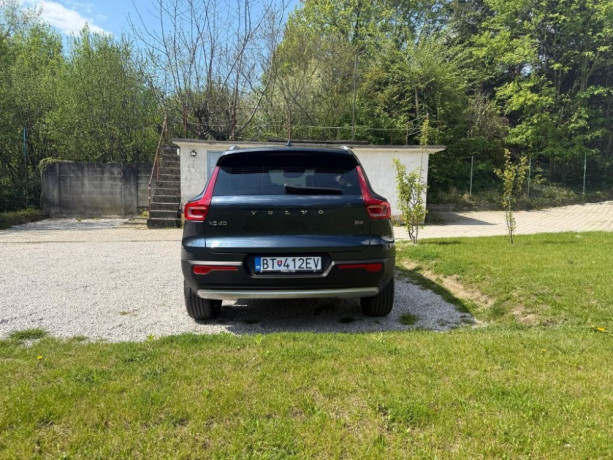 volvo-xc40-b4-momentum-at-145kw197hp-a7-big-2