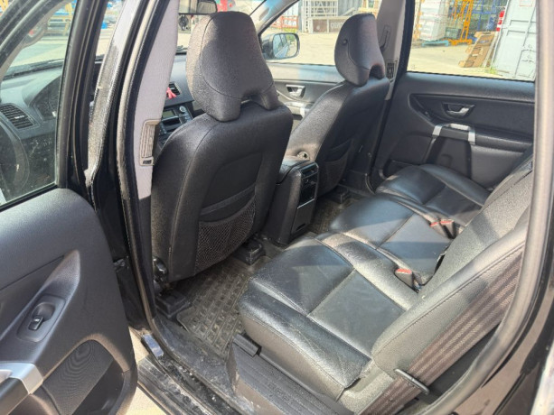 volvo-xc90-cierne-koza-big-1