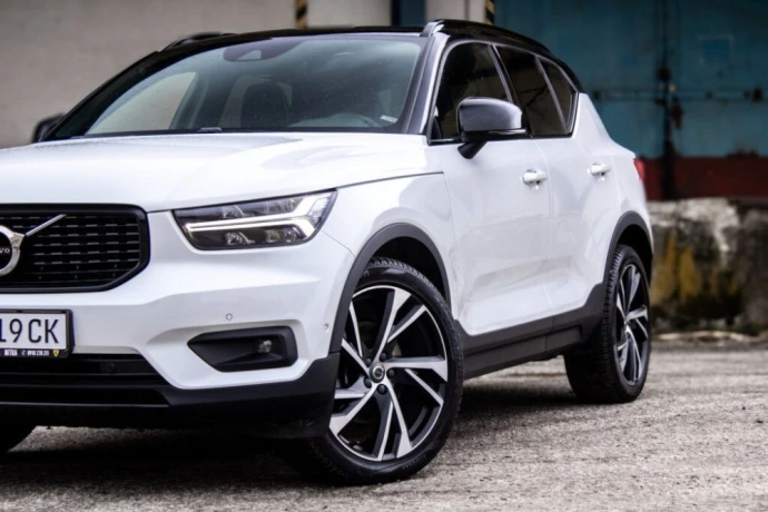volvo-xc40-d4-r-design-awd-at-140kw-190hp-a8-big-1