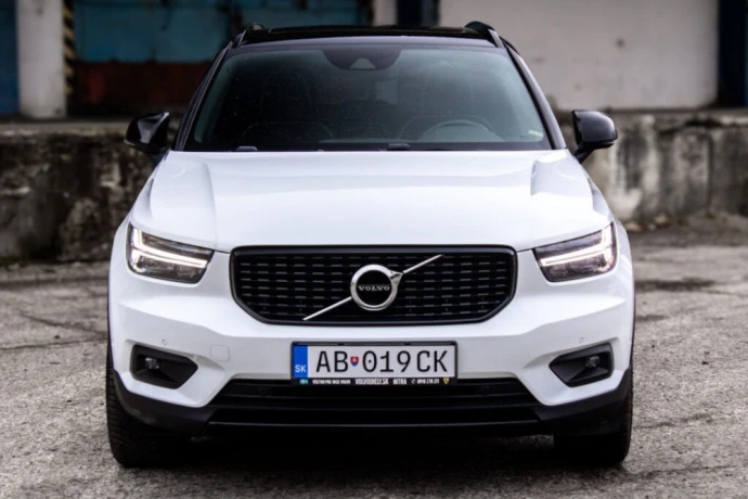 volvo-xc40-d4-r-design-awd-at-140kw-190hp-a8-big-2