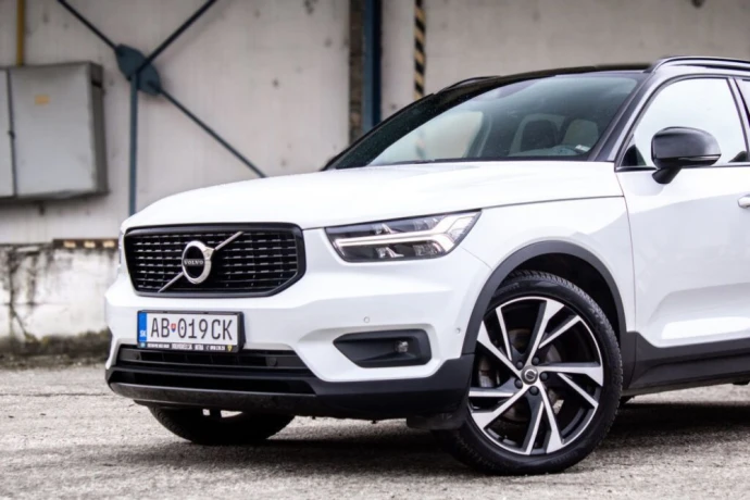 volvo-xc40-d4-r-design-awd-at-140kw-190hp-a8-big-0