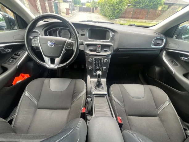 volvo-v40-88kw-2015-big-3