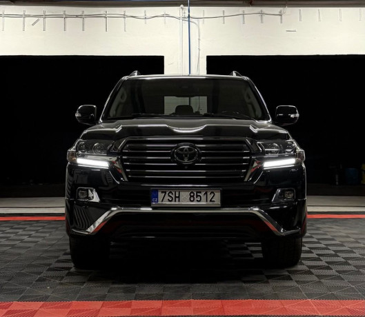 toyota-land-cruiser-200-diesel-v8-big-0