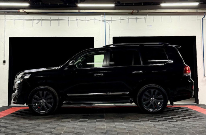 toyota-land-cruiser-200-diesel-v8-big-1