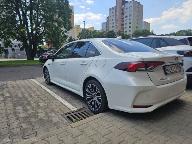 toyota-corolla-sedan-18-hybrid-comfort-zimne-pneu-v-cene-big-1