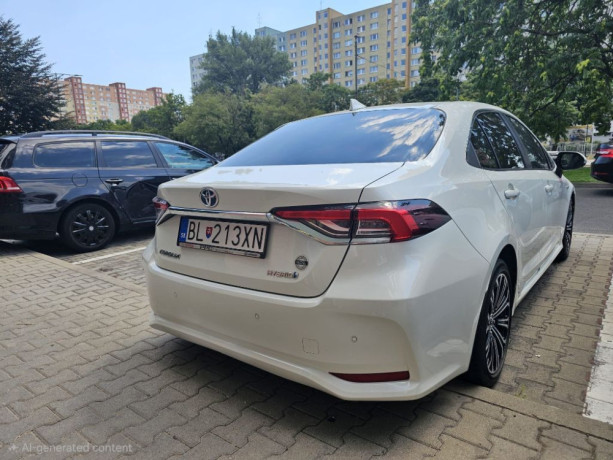 toyota-corolla-sedan-18-hybrid-comfort-zimne-pneu-v-cene-big-2