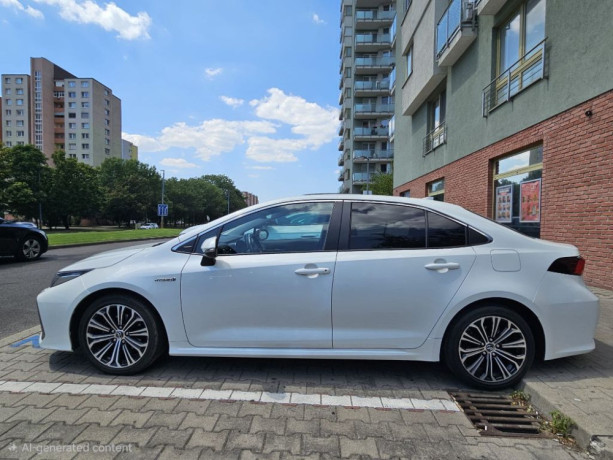 toyota-corolla-sedan-18-hybrid-comfort-zimne-pneu-v-cene-big-0