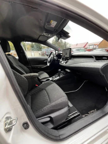 toyota-corolla-18-hatchback-big-2