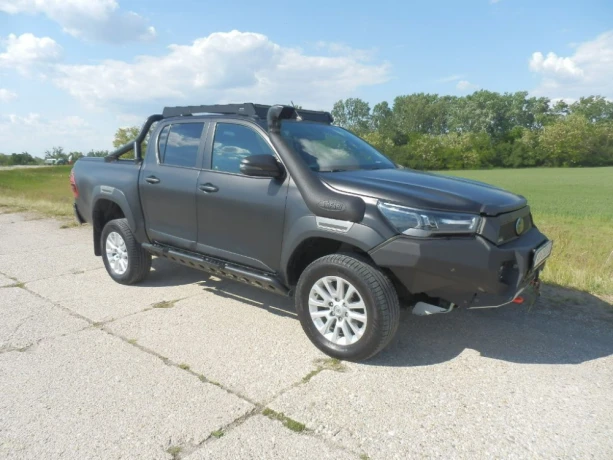 toyota-hilux-28-invincible-150-kw-automat-4x4-navijak-2x-roleta-pevn-naraznik-offroad-prestavba-big-3