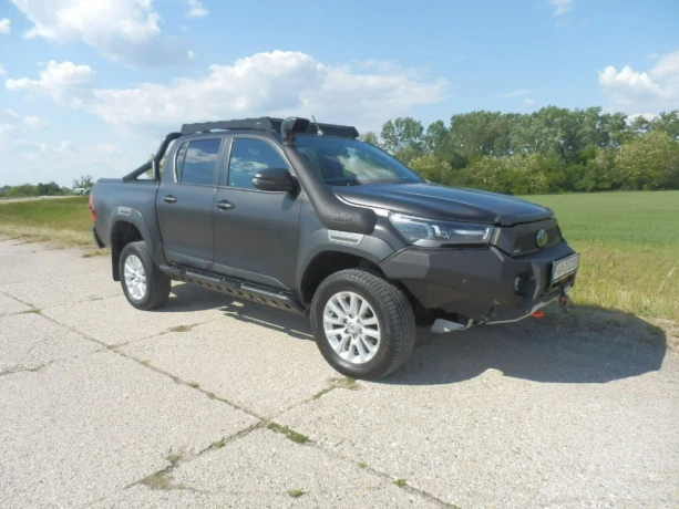toyota-hilux-28-invincible-150-kw-automat-4x4-navijak-2x-roleta-pevn-naraznik-offroad-prestavba-big-2