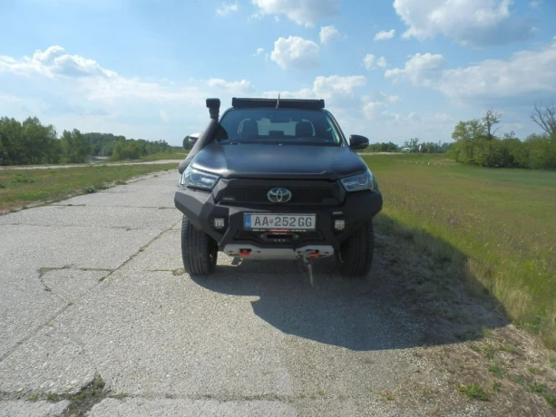 toyota-hilux-28-invincible-150-kw-automat-4x4-navijak-2x-roleta-pevn-naraznik-offroad-prestavba-big-1