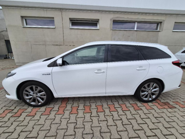 toyota-auris-18-i-vvt-i-hybridsd-executive-73kw99hp-a1-big-0