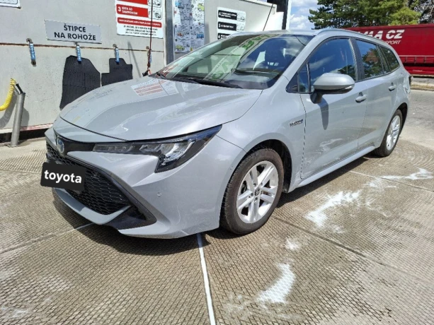 toyota-corolla-combi-18benzin-hybrid-big-0