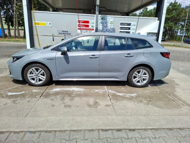 toyota-corolla-combi-18benzin-hybrid-big-1