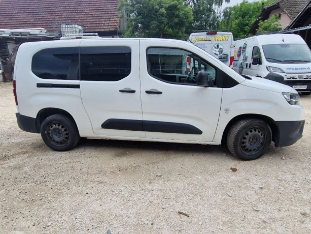 toyota-proace-city-verso-15-d-4d-130-long-shuttle-96kw130hp-m6-big-3