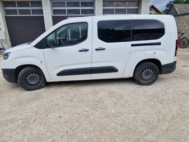toyota-proace-city-verso-15-d-4d-130-long-shuttle-96kw130hp-m6-big-2