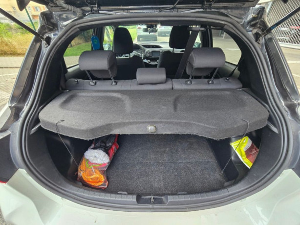 toyota-yaris-hybrid-big-3