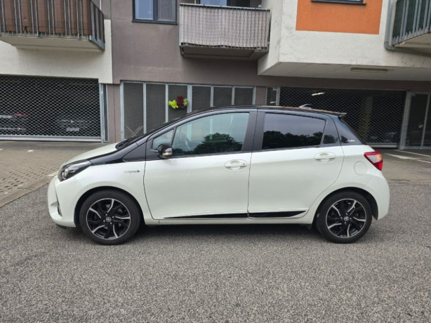toyota-yaris-hybrid-big-1