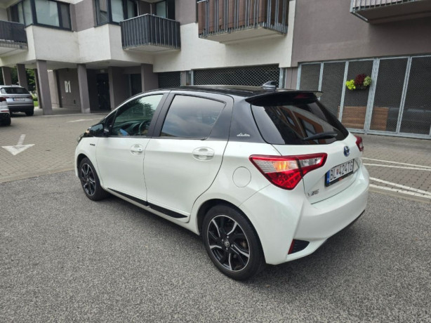 toyota-yaris-hybrid-big-2
