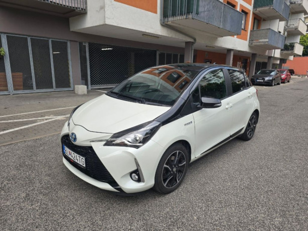 toyota-yaris-hybrid-big-0