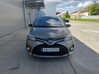 toyota-yaris-15-hybrid-business-e-cvt-54kw74hp-a1