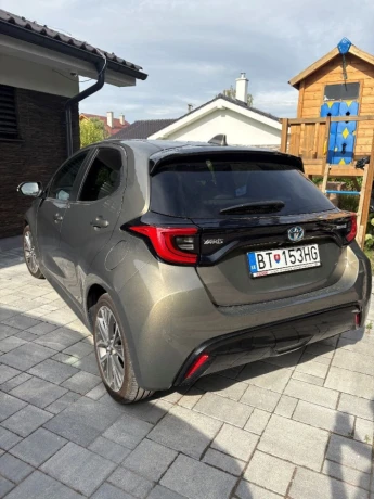 toyota-yaris-15-hybrid-e-cvt-executive-68kw92hp-a1-big-0