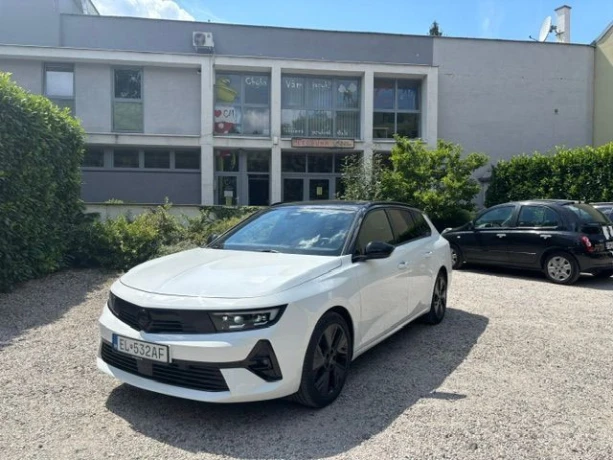 opel-astra-sport-tourer-electric-big-0