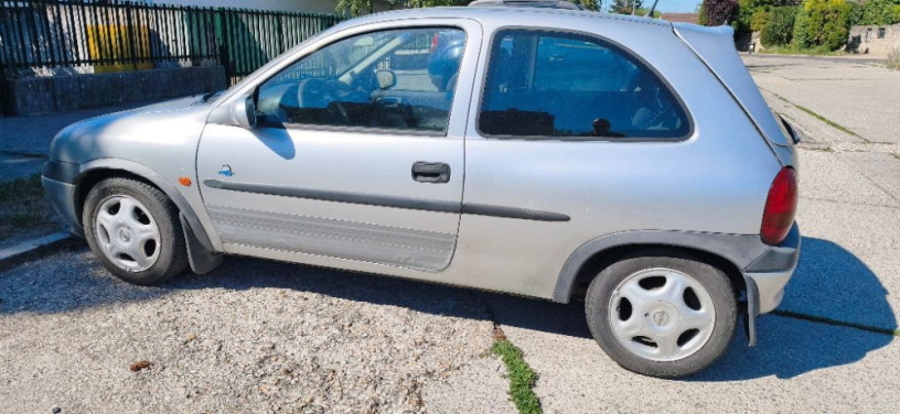opel-corsa-14-16v-1998-3-dverovy-hatchback-big-0