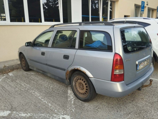 opel-astra-sport-tourer-16-big-2