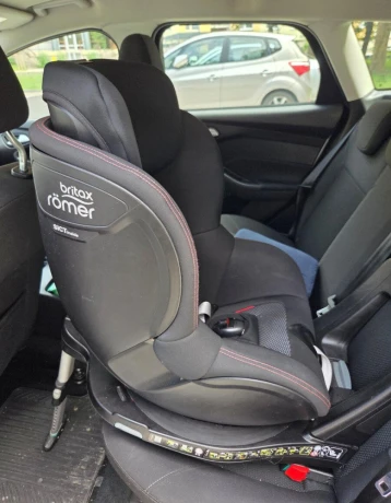 predam-autosedacku-britax-romer-dualfix-m-i-size-cool-flow-big-1