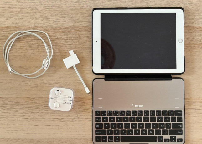 ipad-5generacie-klavesnica-obal-sluchadla-kabel-big-2