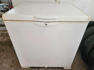 mrazak-whirlpool-212-litrov