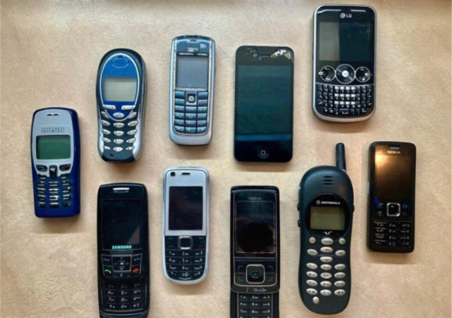 zbierka-starsich-telefonov-big-0