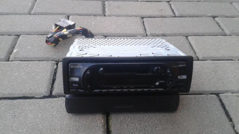 retro-autoradio-na-kazety-sony-a-mikrofon-big-0