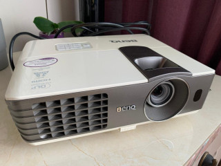 projektor-benq-mx711