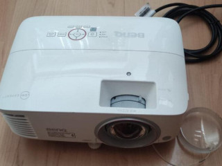 projektor-benq-th671st