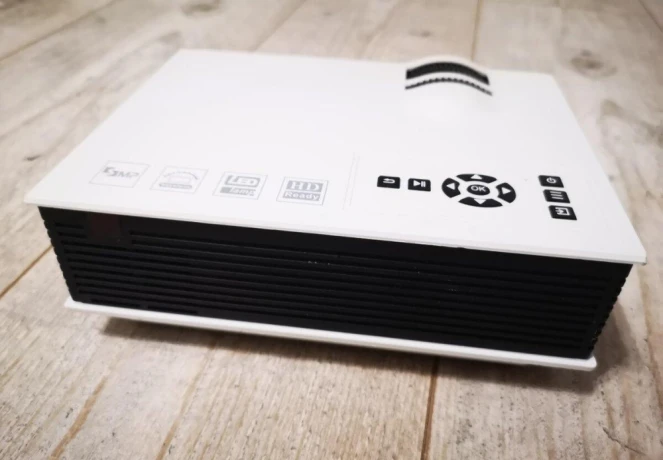 mini-led-projector-uc4-big-2