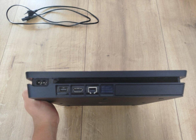 predam-konzolu-ps4-slim-big-2