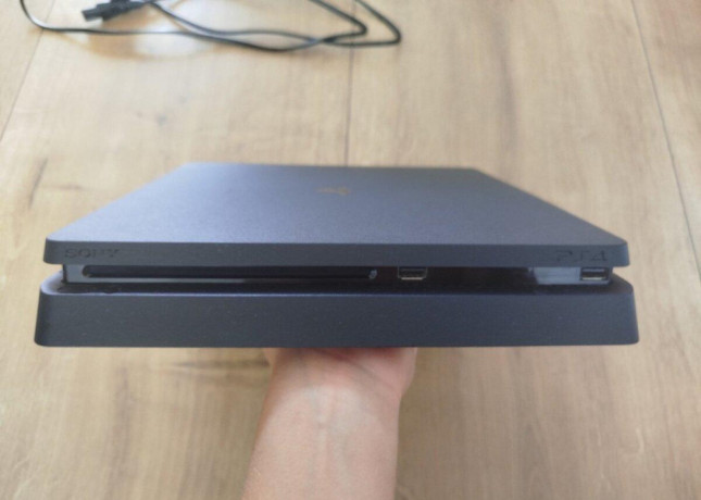 predam-konzolu-ps4-slim-big-1