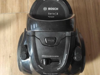 bezvreckovy-vysavac-bosch-serie-2-parquet-plne-funkcny