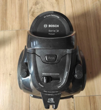 bezvreckovy-vysavac-bosch-serie-2-parquet-plne-funkcny-big-0