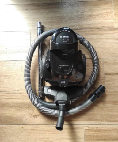 bezvreckovy-vysavac-bosch-serie-2-parquet-plne-funkcny-big-1