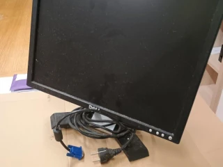 monitor-s-uhloprieckou-47cm