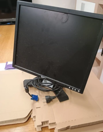 monitor-s-uhloprieckou-47cm-big-0